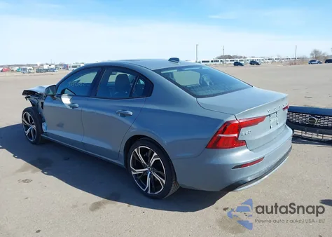 2024 Volvo S60 B5 Core Dark Theme z USA, uszkodzony, nr VIN 7JRL12TKXRG323237